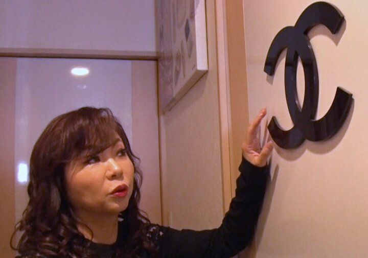 【写真・画像】“総額1億円超え”ハイヒール・モモコ、自宅の「シャネル部屋」を公開 カバンには名前も 1枚目