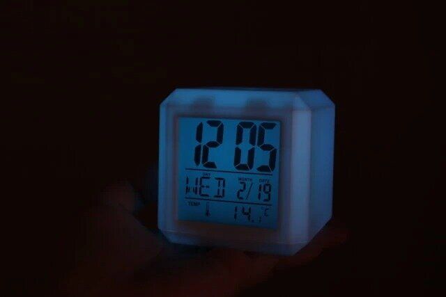 ダイソーのグラデーションで変わる7色変色ライト付デジタル時計