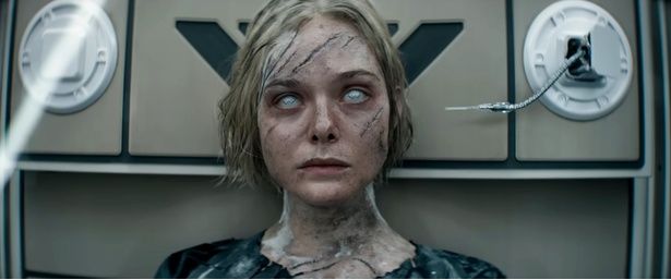 エル・ファニングが演じるのは、アンドロイドの少女ティア [c]Everett Collection/AFLO