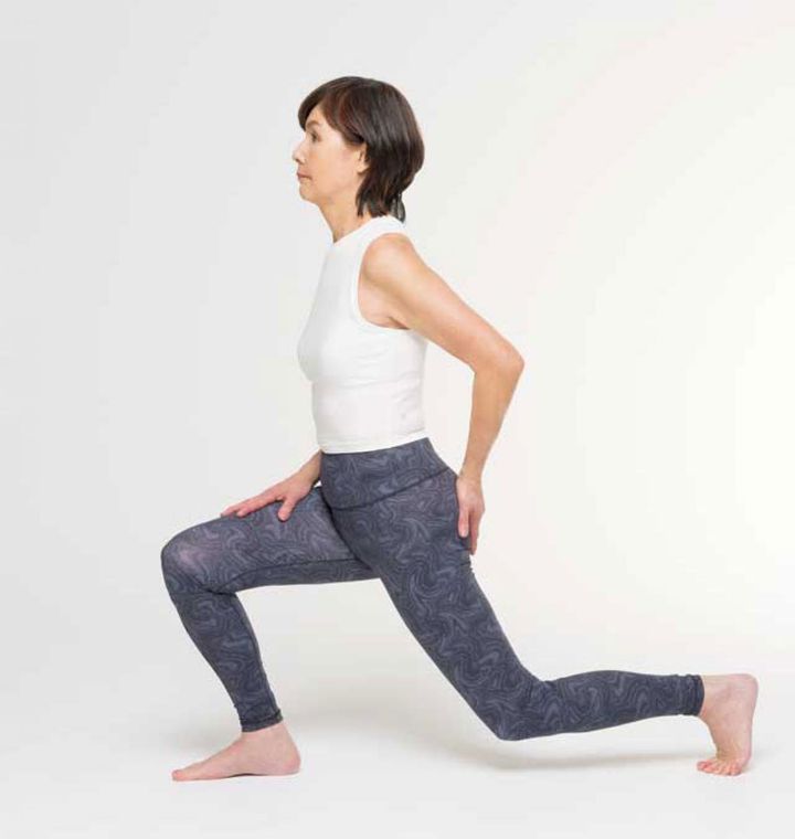 【３】上体を起こしたまま、腰を落としていきます。左足のひざが床につく前に、５秒静止します。