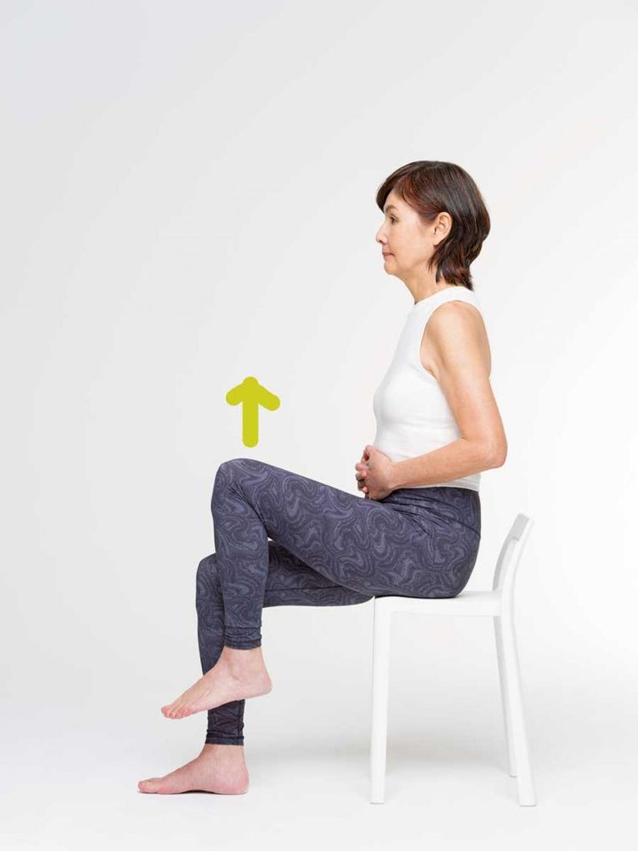 【２】左足のももを真上に上げます。