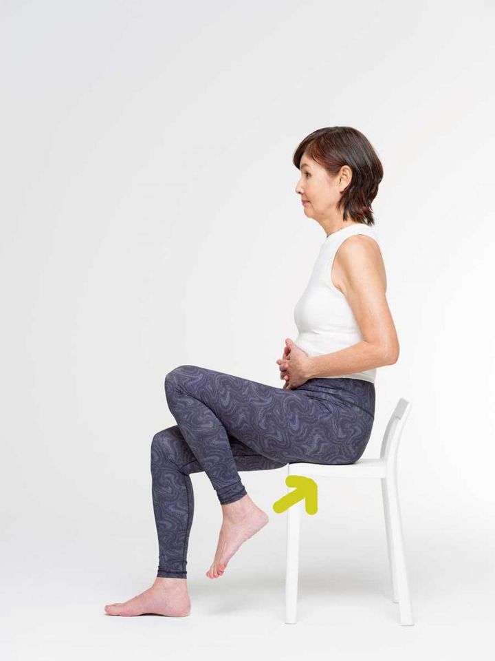 【３】上げた左足のひざをゆっくり曲げて、かかとを座面の裏にギュッと近づけます。