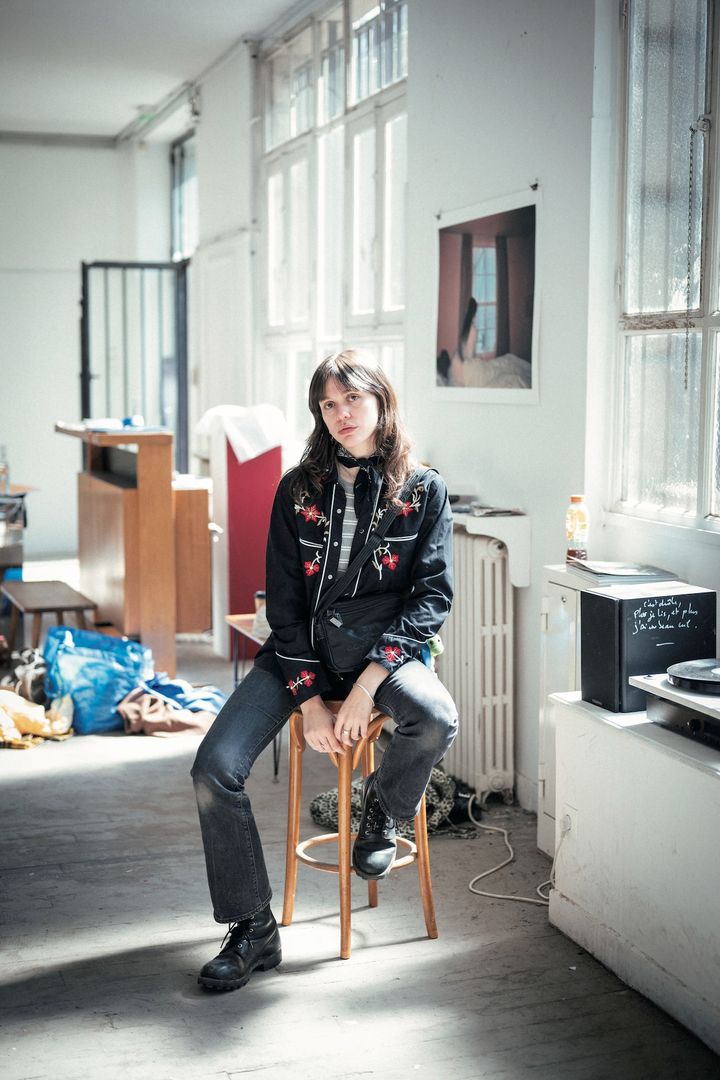 1点もののヴィンテージアイテムの選び方が秀逸！モノトーンの中で花の刺繍が鮮やかでおしゃれ