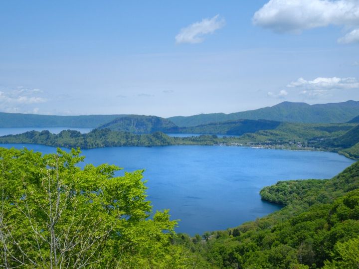 All About ニュース編集部が全国250人を対象に実施した絶景スポットに関するアンケートの調査結果から、一生に一度は行きたいと思う「秋田県の絶景スポット」ランキングを発表！ 2位「十和田湖」を抑えた1位は？