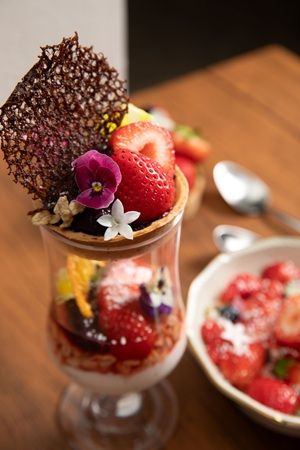 【福岡県福岡市】赤坂のアサイーボウルカフェ「OLIP」、新作は“パフェスタイル”のご褒美仕様