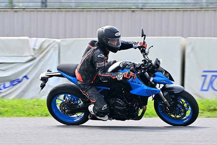 ×曲がりにくい姿勢になり 車体姿勢の安定性を欠くラインも安定しない