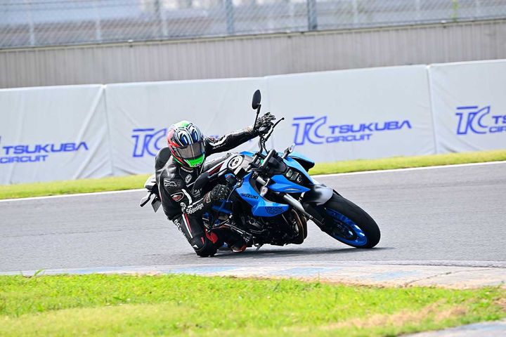 脱力して上体を下げるとセルフステアで鋭く曲がるラインに！