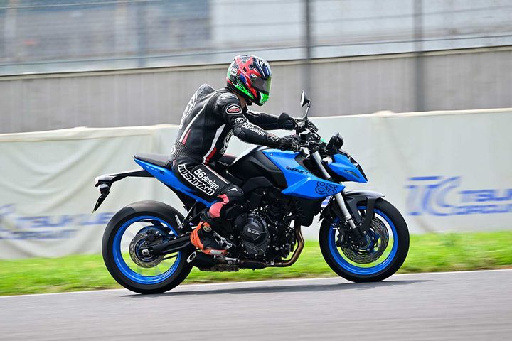 ◎腕を突っ張るとフロントに曲がれる姿勢のまま 荷重できて安定！