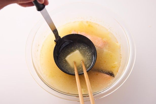 Bを加え、混ぜて溶かす （C）まるみキッチン／KADOKAWA