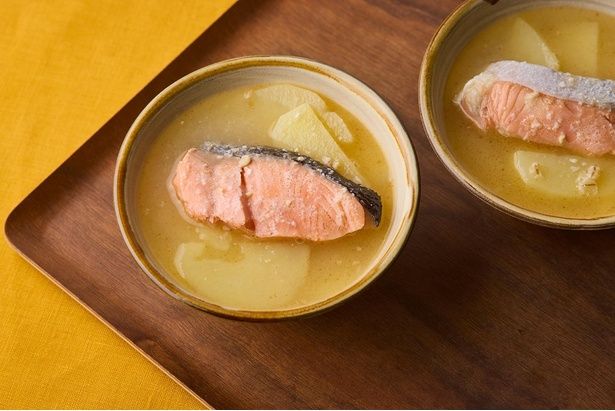 鮭とじゃがいもの味噌バター汁 （C）まるみキッチン／KADOKAWA