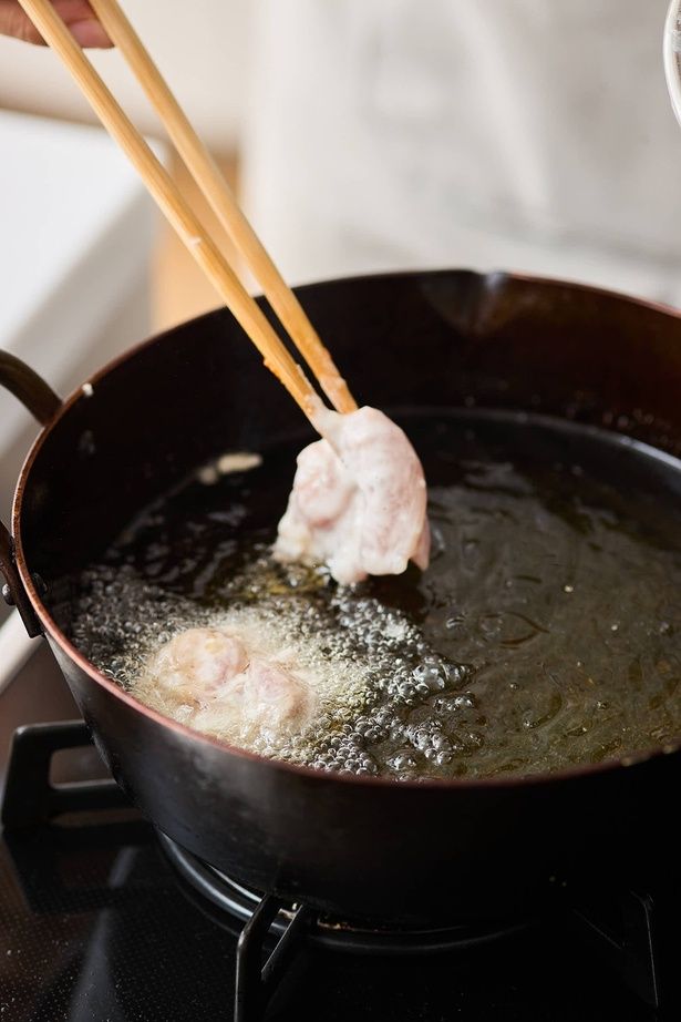 1に片栗粉をしっかりまぶし、Bにくぐらせて入れる （C）韓国人オッパ セミ／KADOKAWA