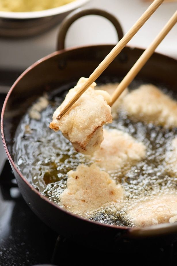 上下を返しながらこんがりとするまで6～7分揚げる （C）韓国人オッパ セミ／KADOKAWA