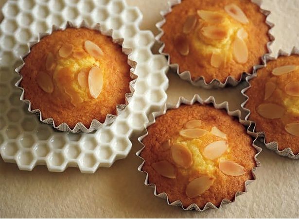 しっとり焼き上げる「マドレーヌ」 （C）HIRO SWEETS／KADOKAWA