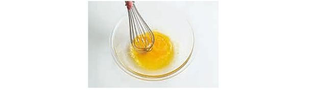 ボウルに卵とはちみつを入れ、泡立て器でよく溶いたら、グラニュー糖を加えて混ぜる （C）HIRO SWEETS／KADOKAWA