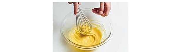 ホットケーキミックスを加え、粉気がなくなるまで混ぜる （C）HIRO SWEETS／KADOKAWA