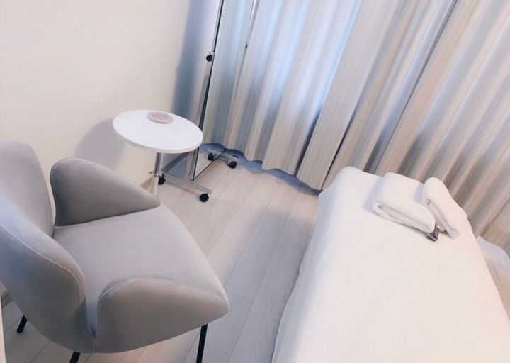 今回体験したボディ×フェイシャルは120分 ￥38,000。ほか、ボディ80分（腸マッサージ込み） ￥29,000、ヘッドスパ 80分 ￥27,000、サーモシェイプ 60分 ￥29,000、モビリフト 40分 ￥17,600など。だるさ、むくみがスッキリすると撮影前に通うモデルや俳優も多い。ブライダルエステとして通う人も。マビオンの独特な刺激感は EMSが苦手な人にはややハードルが高いが施術後の爽快感は感動もの。冬には独自デバイスのホーム版もリリース予定。