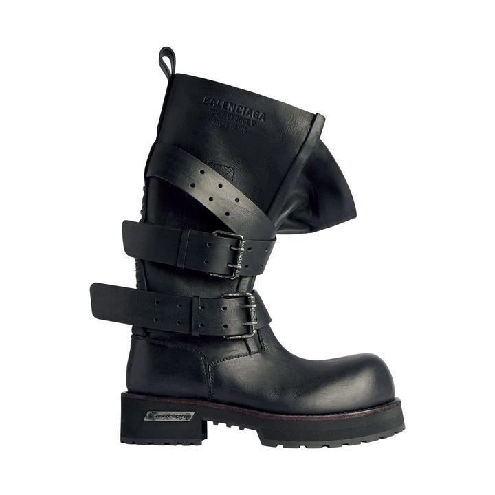 ブーツ ヒール2cm ￥334,400（予定価格）／BALENCIAGA