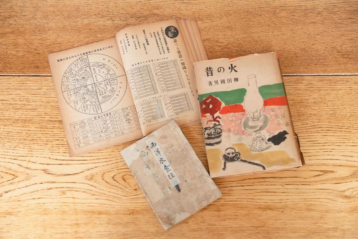 家事研究のために購入している古書。柳田國男の『火の昔』（右）はいろいろな火の使い方がわかる専門書。左下は福沢諭吉が衣食住を説明しており、詳細なイラストも楽しい。左上は『婦人之友』創刊記念で発売された暮らしのシリーズで、これは「食」。