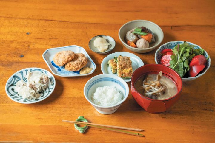 昼ご飯はしっかり食べる。手作りとできあいを組み合わせて。おいしいお肉屋さん、お漬け物屋さんを知っているのは普段の散歩の成果。