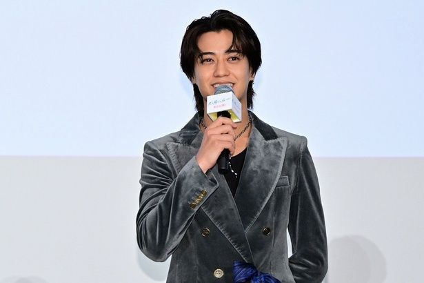外見が坂平陸の水村まなみ役を演じた高橋海人 [c] 2025「君の顔では泣けない」製作委員会 