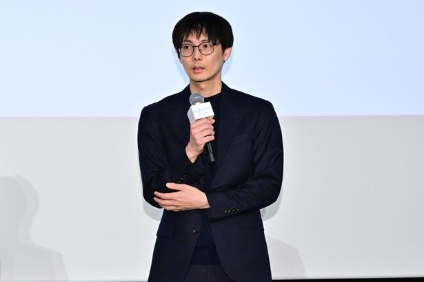メガホンをとった坂下雄一郎監督 [c] 2025「君の顔では泣けない」製作委員会 