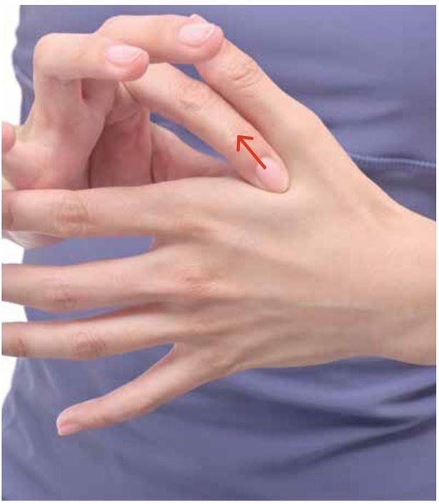 指の間を引っ張る (C)はちみつMIO(加藤美緒)／KADOKAWA