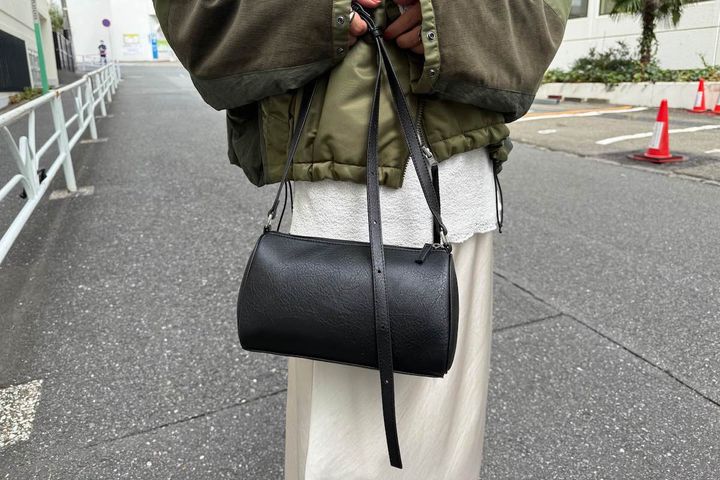 味わいのあるシワ加工が特徴の黒い筒形ショルダーバッグ