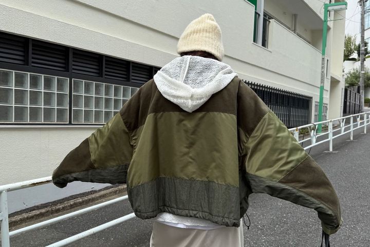 カーキの切り替えデザインが特徴のリバーシブル中綿ショートジャケットのバックスタイル