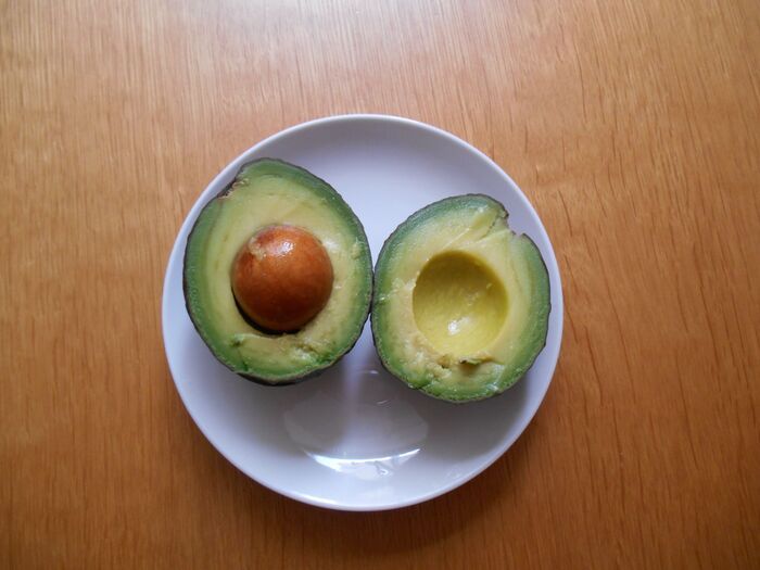 アボカドは『丸ごと冷凍』するのが正解！？丸ごと、半割り、カットで比べてみた結果