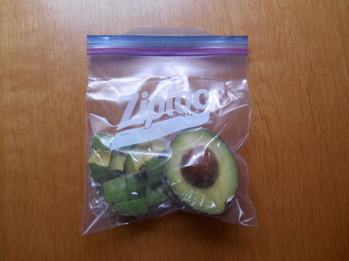 アボカドは『丸ごと冷凍』するのが正解！？丸ごと、半割り、カットで比べてみた結果