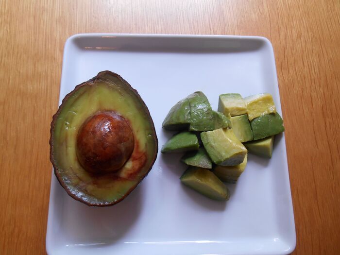 アボカドは『丸ごと冷凍』するのが正解！？丸ごと、半割り、カットで比べてみた結果