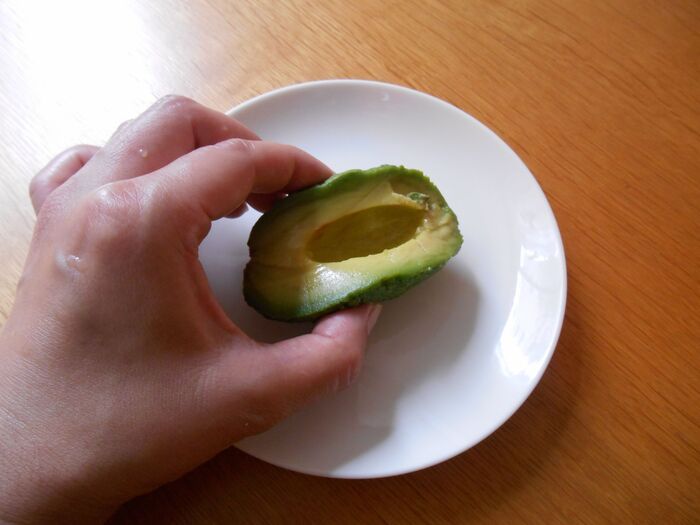 アボカドは『丸ごと冷凍』するのが正解！？丸ごと、半割り、カットで比べてみた結果