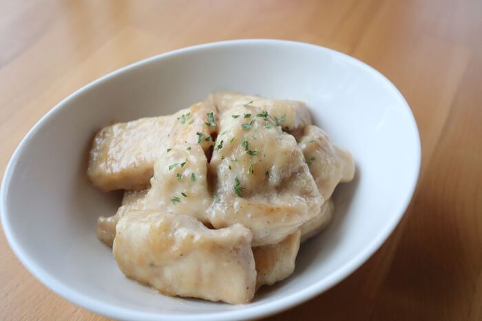 もうパサパサに戻れない！鶏むね肉が驚くほどしっとりする方法。〈幸せテクに注目！〉