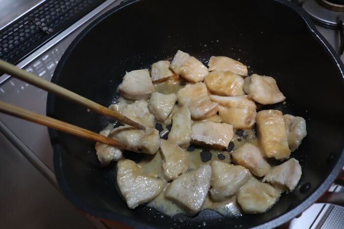 もうパサパサに戻れない！鶏むね肉が驚くほどしっとりする方法。〈幸せテクに注目！〉