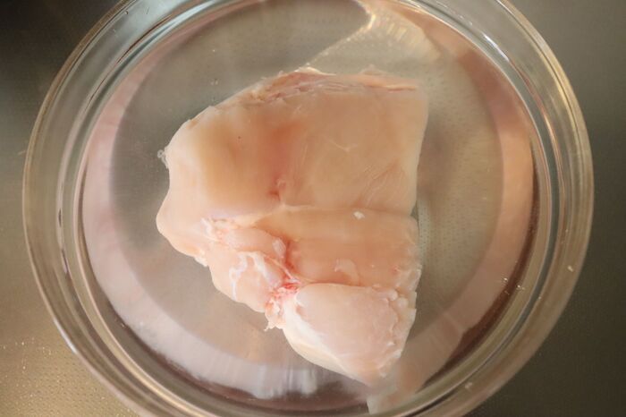 もうパサパサに戻れない！鶏むね肉が驚くほどしっとりする方法。〈幸せテクに注目！〉