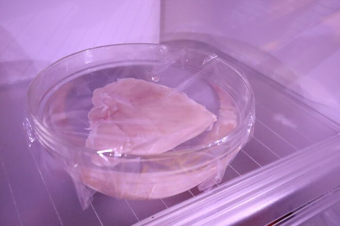 もうパサパサに戻れない！鶏むね肉が驚くほどしっとりする方法。〈幸せテクに注目！〉