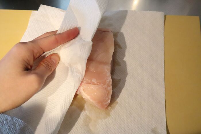 もうパサパサに戻れない！鶏むね肉が驚くほどしっとりする方法。〈幸せテクに注目！〉