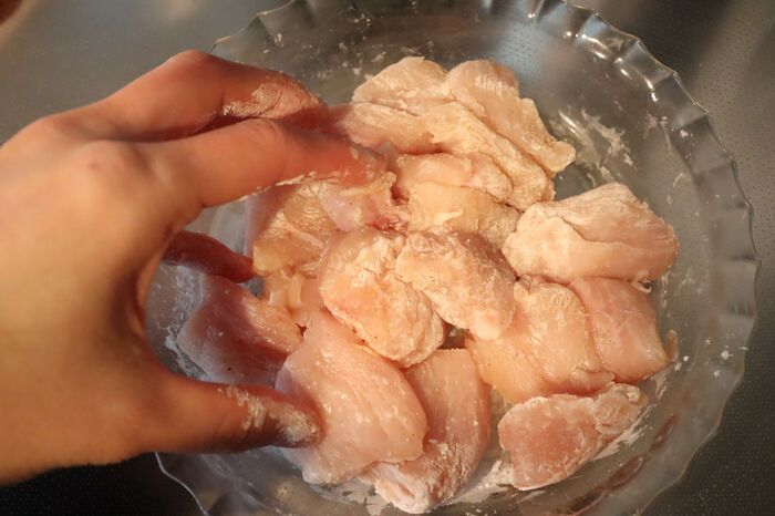 もうパサパサに戻れない！鶏むね肉が驚くほどしっとりする方法。〈幸せテクに注目！〉