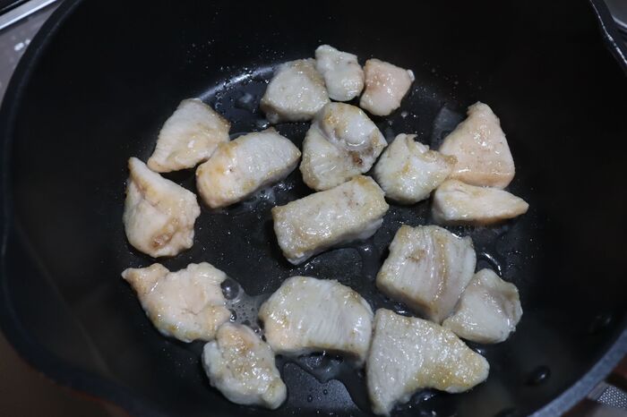 もうパサパサに戻れない！鶏むね肉が驚くほどしっとりする方法。〈幸せテクに注目！〉