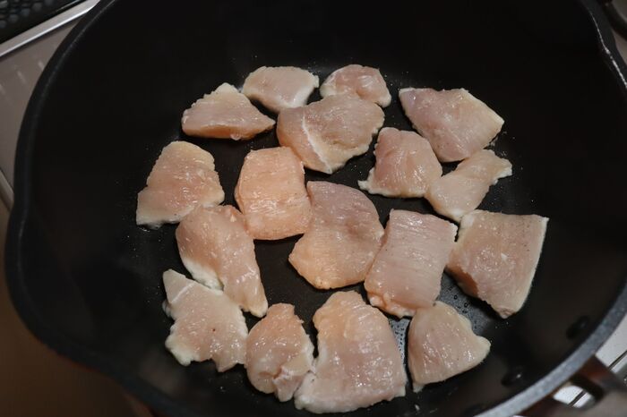 もうパサパサに戻れない！鶏むね肉が驚くほどしっとりする方法。〈幸せテクに注目！〉