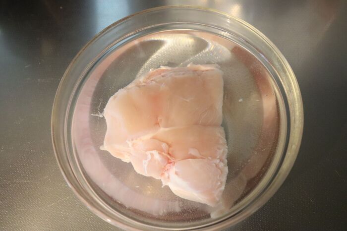 もうパサパサに戻れない！鶏むね肉が驚くほどしっとりする方法。〈幸せテクに注目！〉
