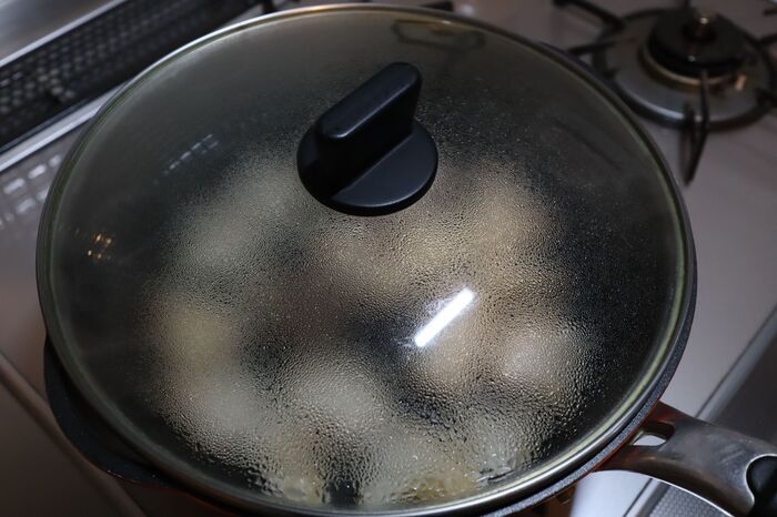 もうパサパサに戻れない！鶏むね肉が驚くほどしっとりする方法。〈幸せテクに注目！〉