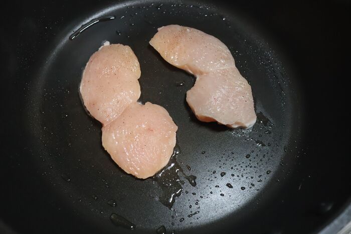 もうパサパサに戻れない！鶏むね肉が驚くほどしっとりする方法。〈幸せテクに注目！〉