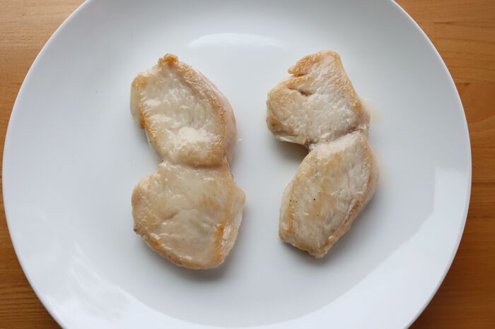 もうパサパサに戻れない！鶏むね肉が驚くほどしっとりする方法。〈幸せテクに注目！〉