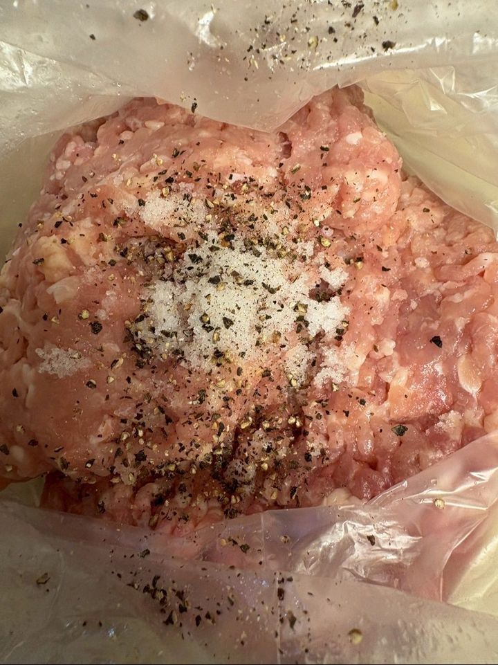 ビニール袋に鶏ひき肉を入れ、しっかり塩コショウします