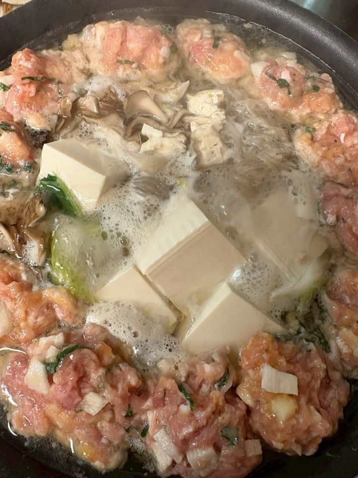 お好みのお鍋の材料を入れたら、つみれをひとすくいずつ入れていきます