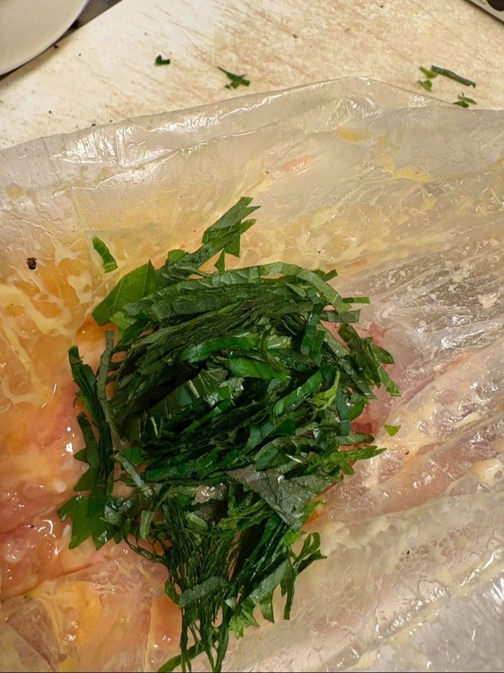 千切りの大葉を加えます