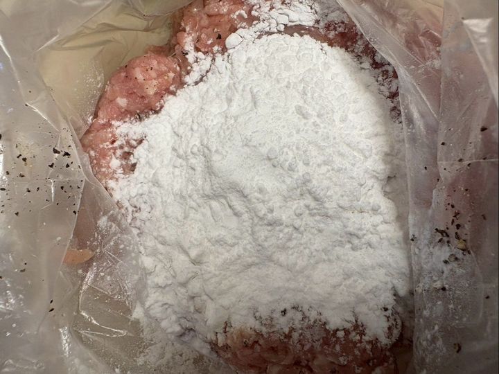 片栗粉を入れたら、よく混ざるようにもみこみます