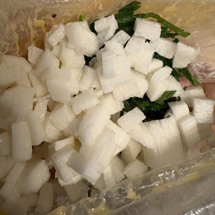 小さな角切りにした山芋を加えます