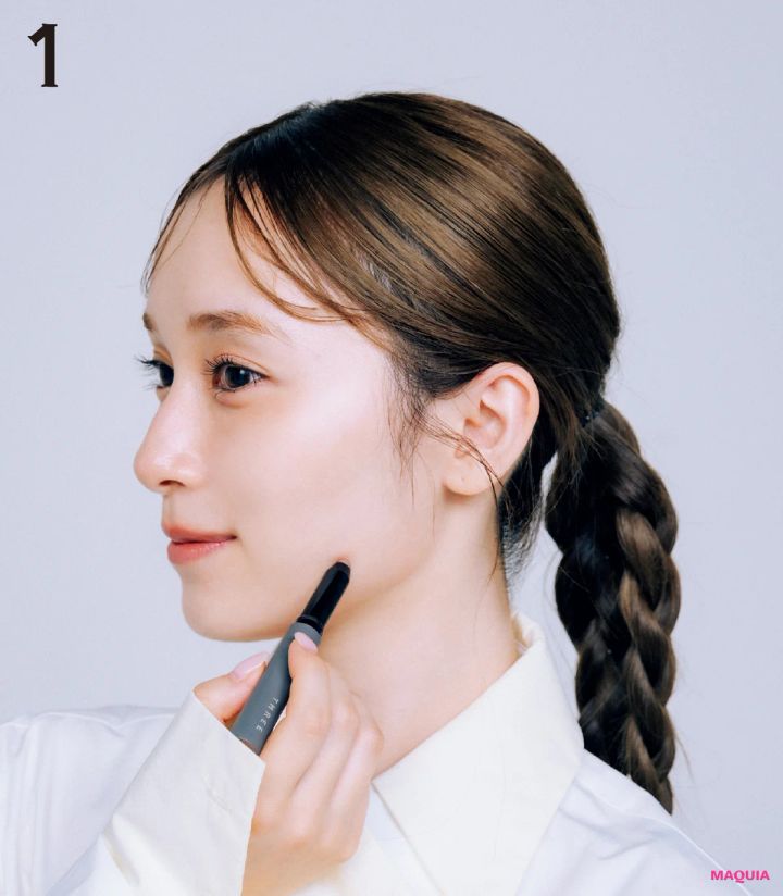 櫻坂46 守屋麗奈 最新ブラウンメイク シャドウスティックの使い方 4本ラインを描きスポンジでなじませる